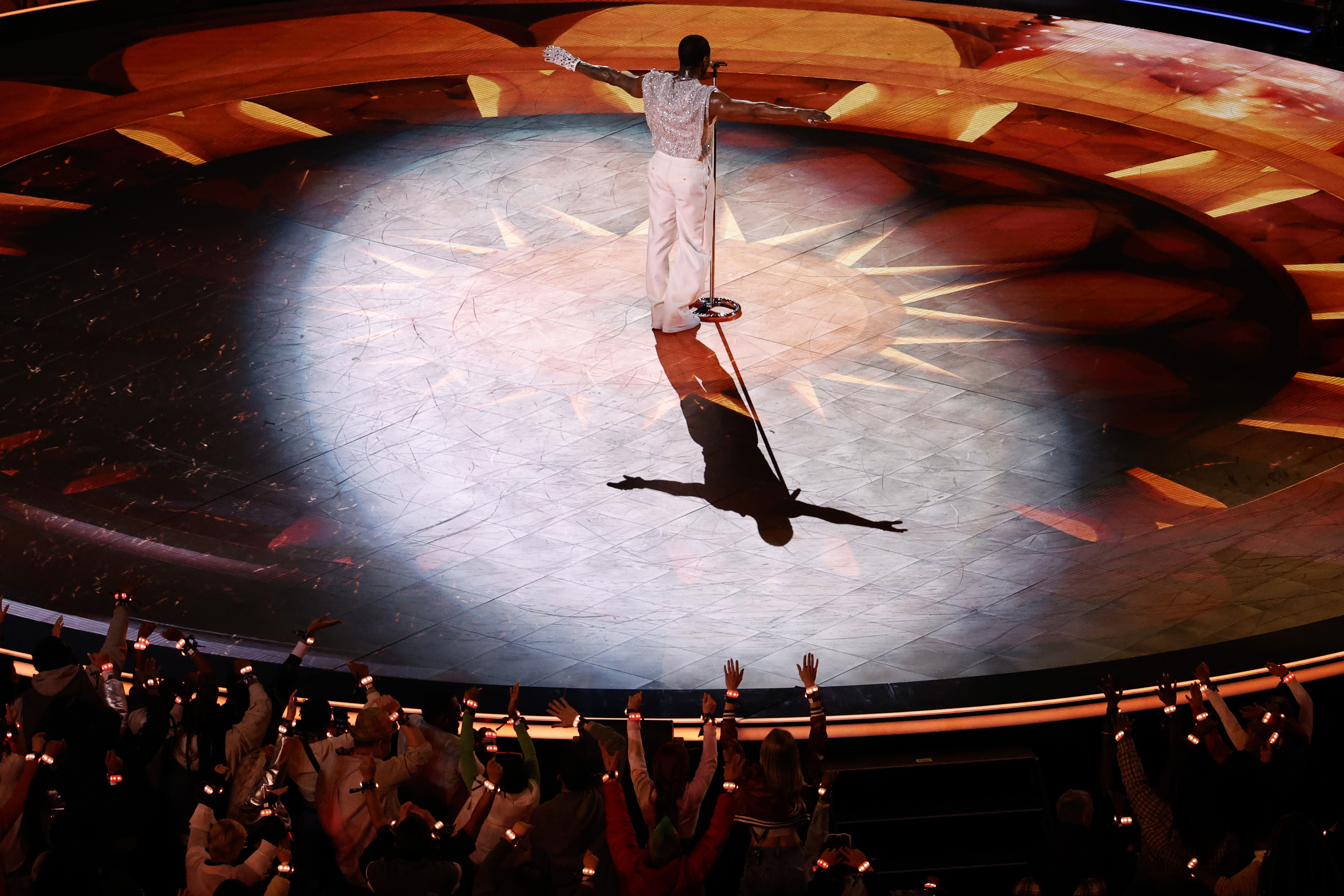 Las Vegas (United States), 11/02/2024.- US singer Usher performs during the halftime show of Super Bowl LVIII between the Kansas City Chiefs and the San Fransisco 49ers at Allegiant Stadium in Las Vegas, Nevada, USA, 11 February 2024. The Super Bowl is the annual championship game of the NFL between the AFC Champion and the NFC Champion and has been held every year since 1967. EFE/EPA/CAROLINE BREHMAN
