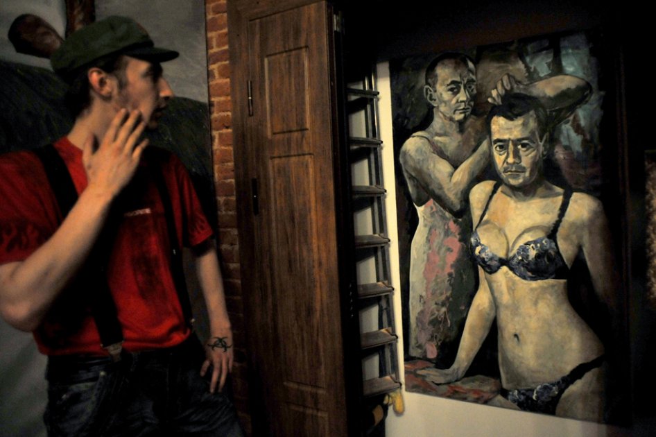 Pintura del artista ruso Konstantin Altunin titulada "Parodia" ("Travesty"), que muestra al presidente Vladímir Putin y al primer ministro ruso, Dmitri Medvédev, en ropa interior femenina, en una exposición titulada "Líderes", en el Museo del Poder de San Petesburgo (Rusia). 