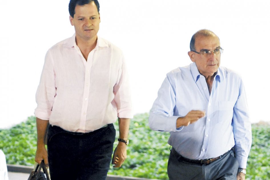 El comisionado de paz, Sergio Jaramillo, y el jefe negociador del Gobierno, Humberto de la Calle, a su llegada ayer al Palacio de Convenciones de La Habana, donde se inició el noveno ciclo de conversaciones de paz con las Farc. / EFE