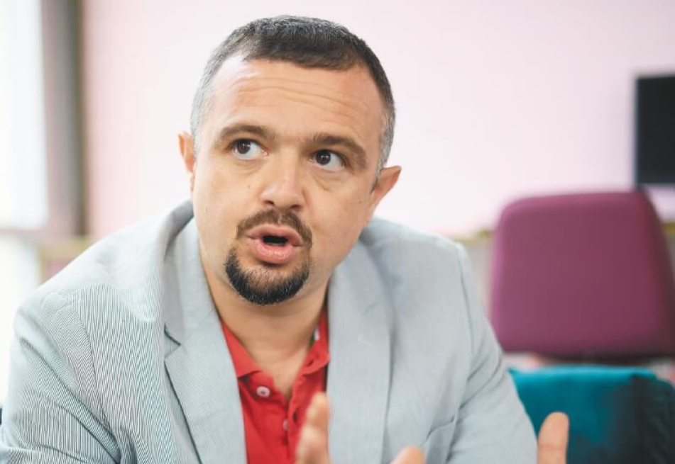 “No es posible una transición sin redistribución del poder”: experto serbio