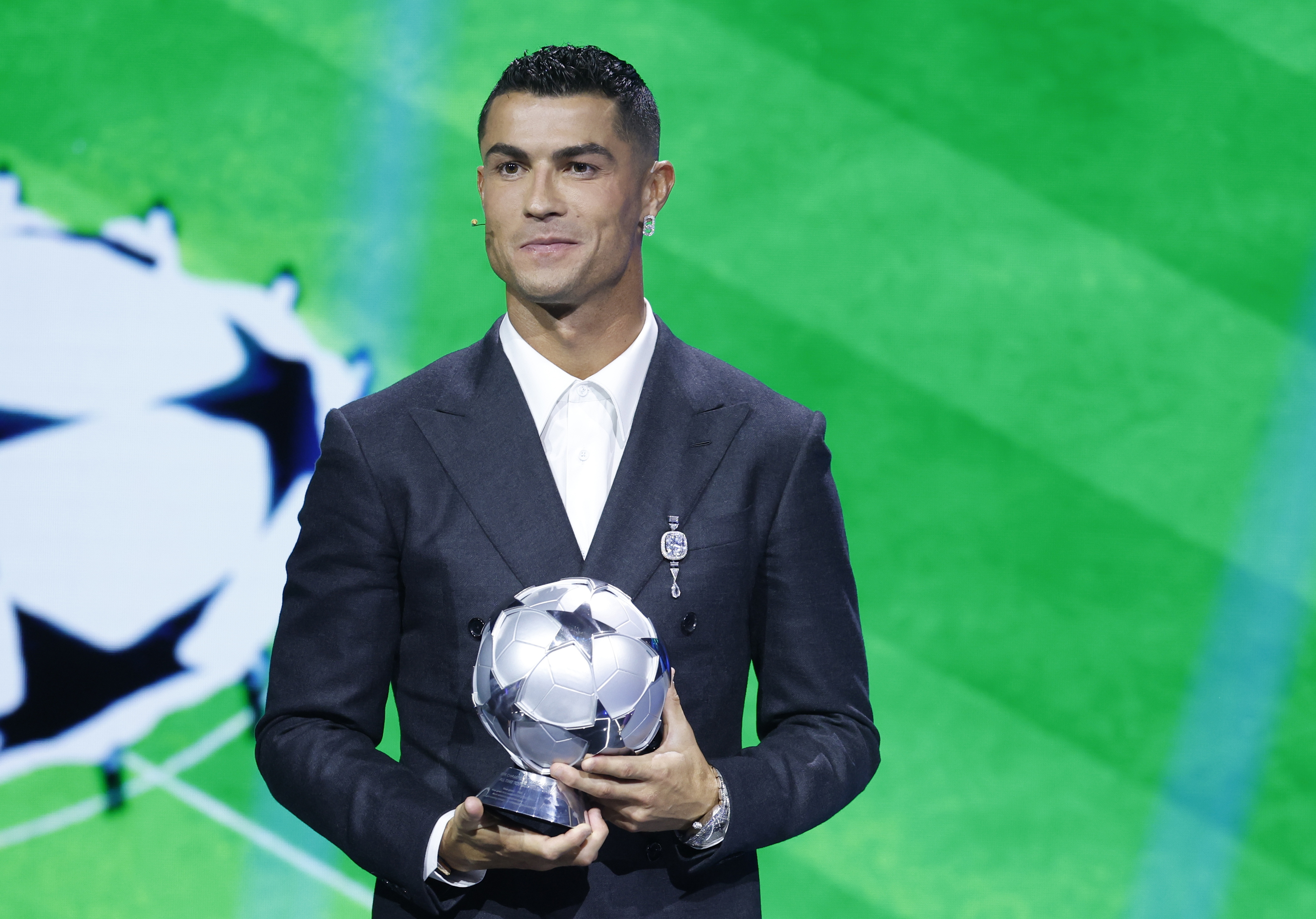 Monaco (Monaco), 29/08/2024.- Portuguese soccer player Cristiano Ronaldo receives a Special Award for being top scorer in the Champions League with 140 goals during the UEFA Champions League draw in Monaco, 29 August 2024. (Liga de Campeones) EFE/EPA/SEBASTIEN NOGIER