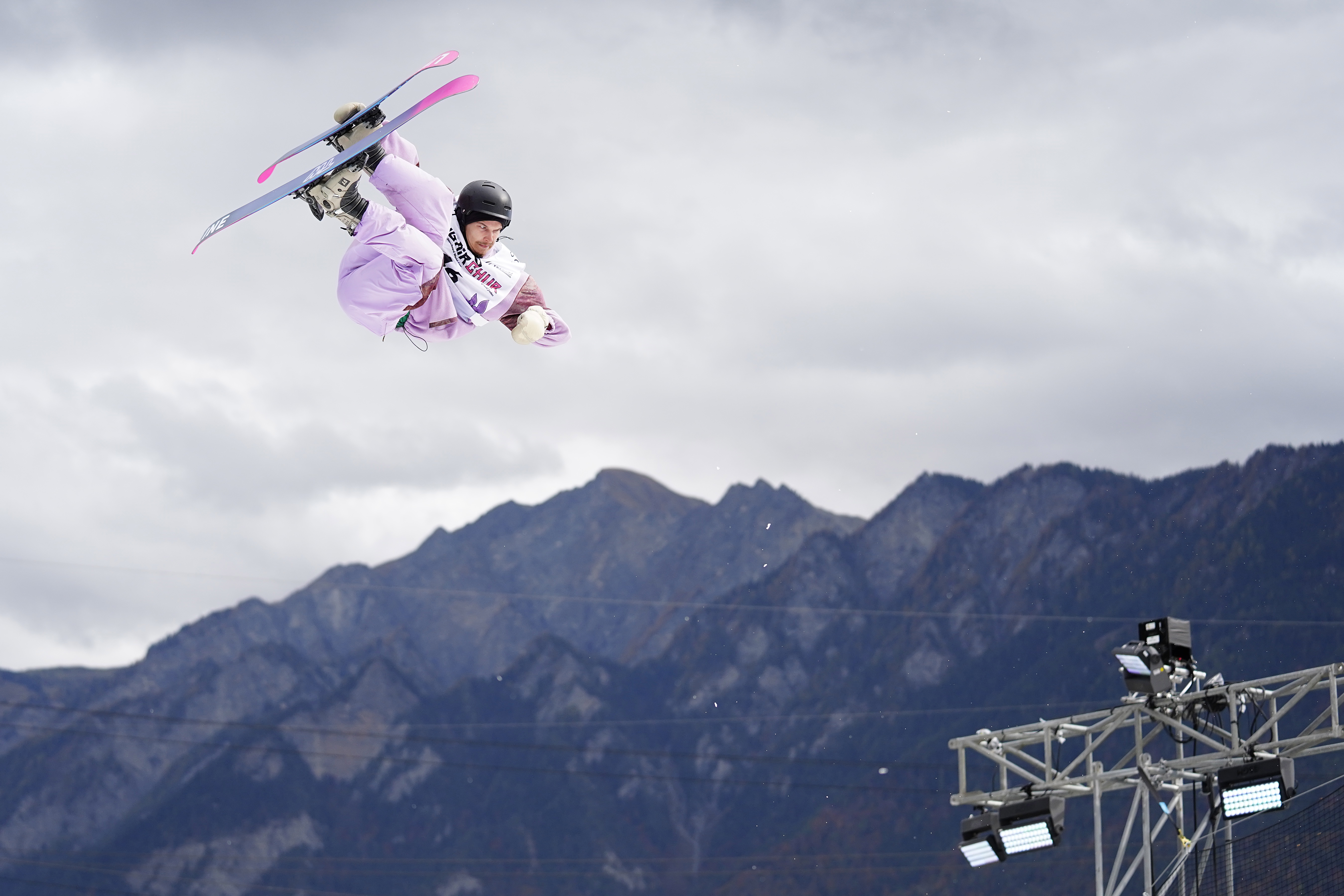 -FOTODELDÍA- CHUR (SUIZA), 21/10/2022.- El finlandés Joel Liimatainen compite en la clasificación masculina de estilo libre de la Copa de Esquí libre de Chur (Suiza), este viernes. EFE/ Yanik Buerkli