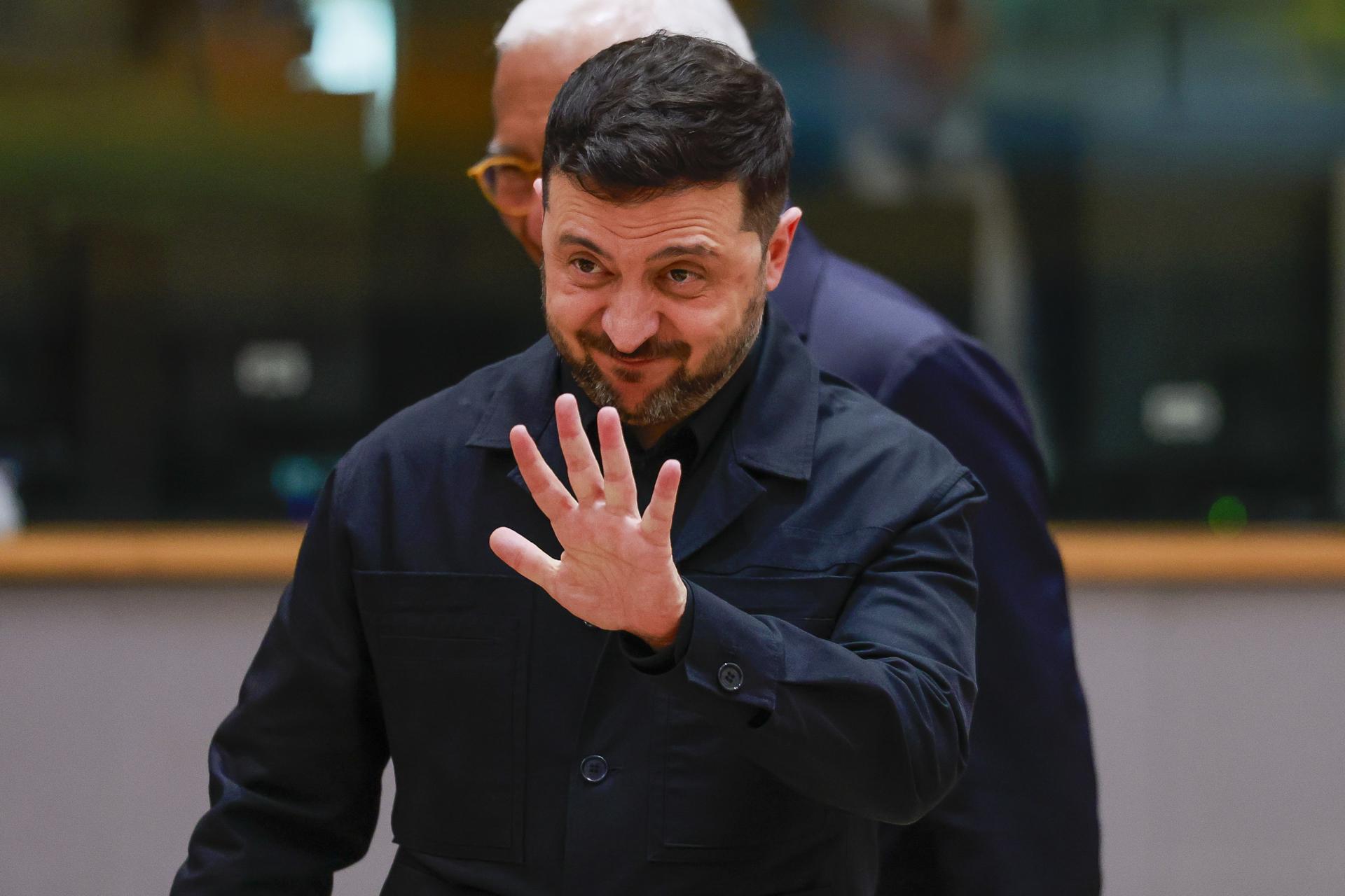 BRUSSELS (Belgium), 18/12/2025.- Ukrainian President Volodymyr Zelensky gestures as he attends a European Union leaders' summit in Brussels, Belgium, 18 December 2025. (Bélgica, Bruselas) EFE/EPA/STEPHANIE LECOCQ / POOL
