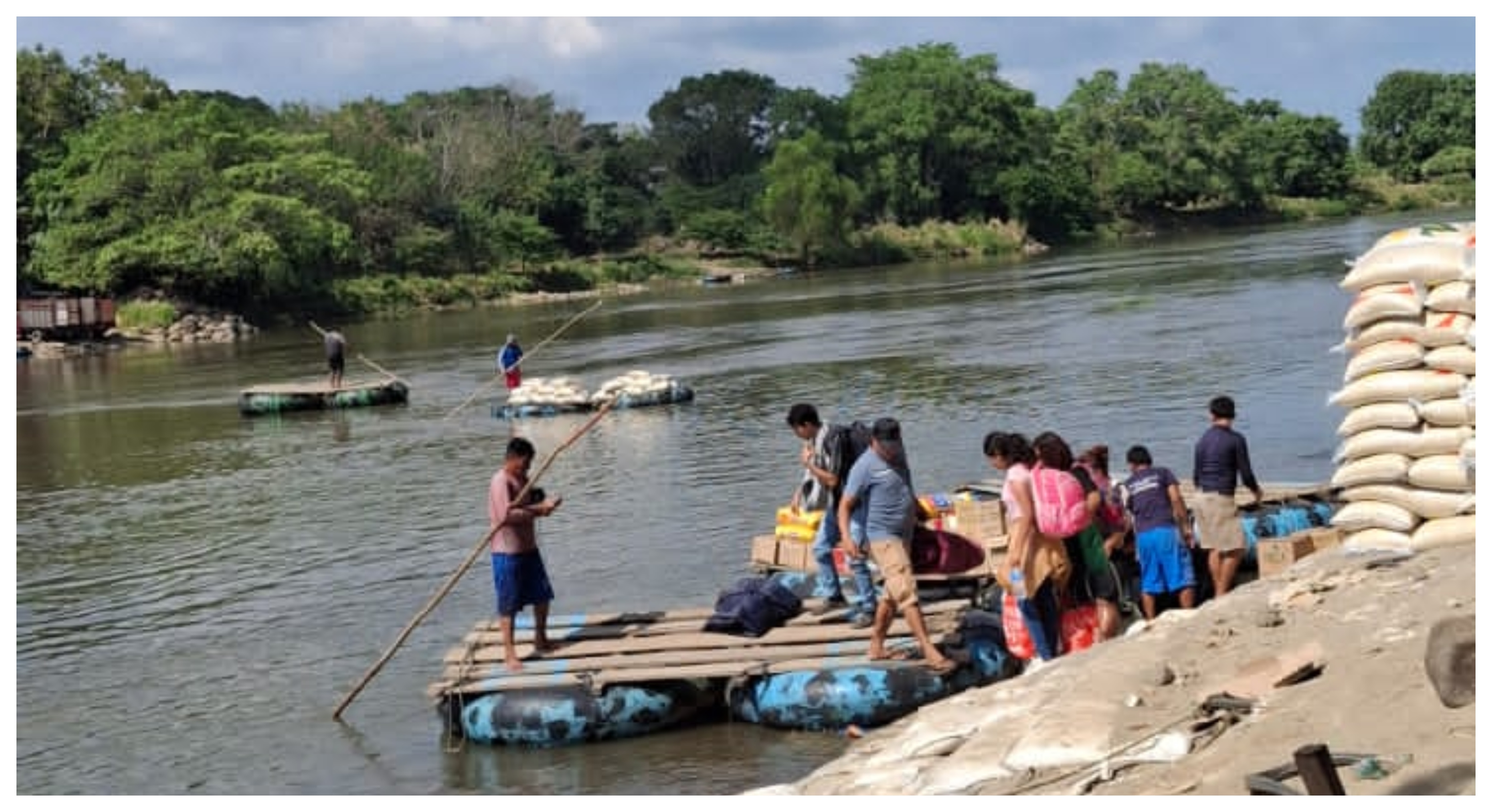 El río Suchiate, en la frontera entre Guatemala y México, es un cruce migratorio que hoy tiene muy poca afluencia de migrantes. Apenas se ven a unos pocos intentando cruzar por aquí para empezar su travesía al norte, hacia Estados Unidos, en los primeros días de abril de 2025.