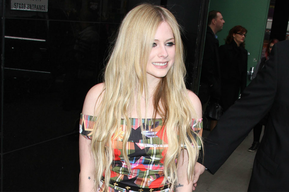 Avril Lavigne habla sobre sus divorcios «sin arrepentimientos»