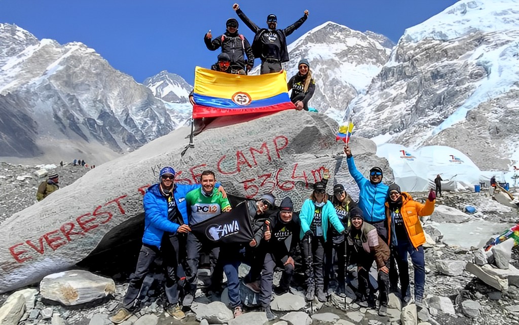 Mateo junto al grupo de colombianos en el campo base de del Everest.
