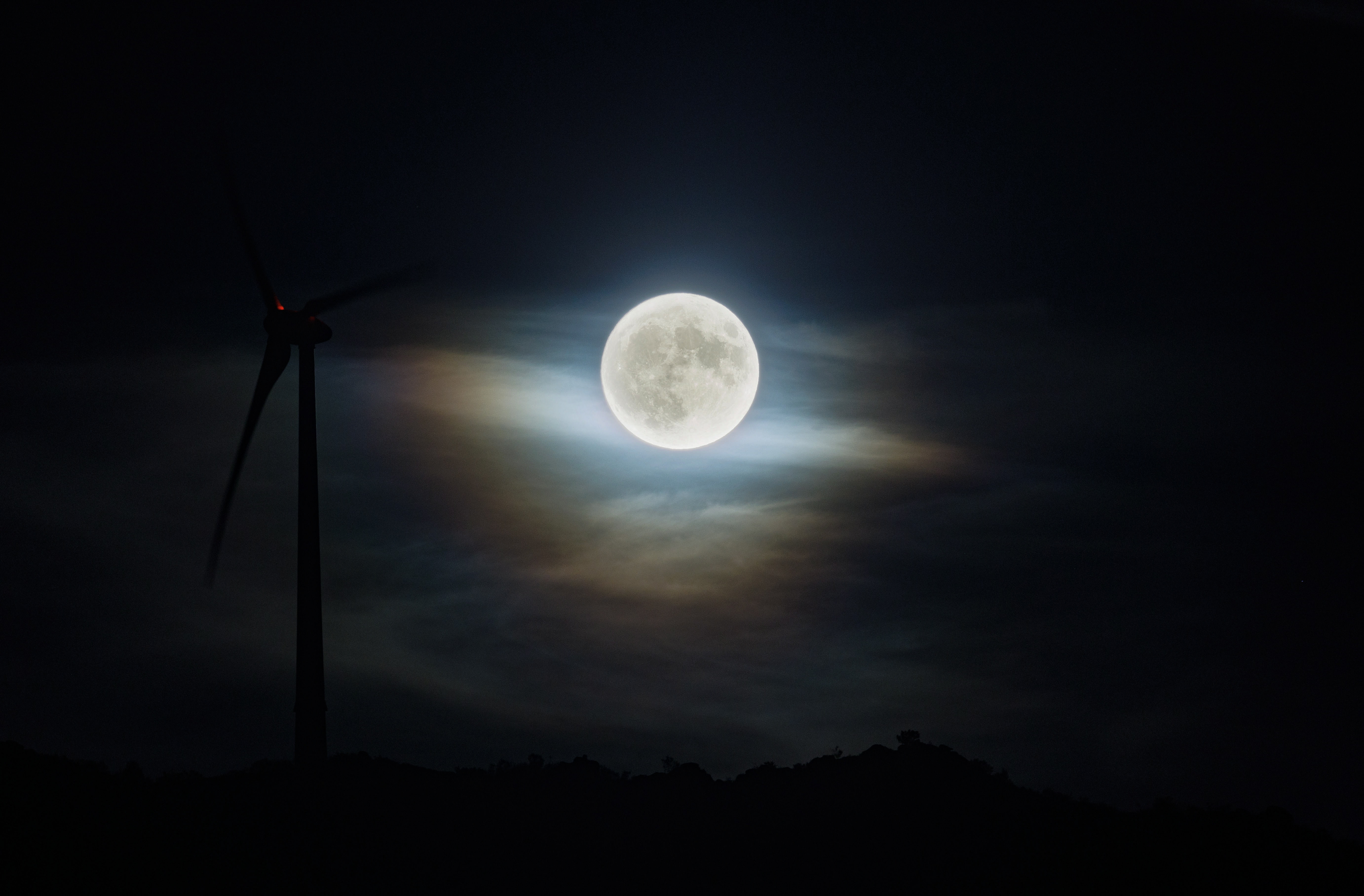 Vila Pouca De Aguiar (Portugal), 30/08/2023.- A Super Moon rises at Vila Pouca de Aguiar, north of Portugal, 30 August 2023. EFE/EPA/PEDRO SARMENTO COSTA