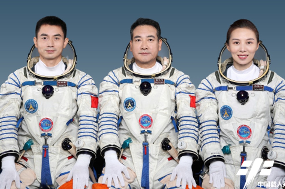 China lanzará este sábado al espacio su misión tripulada más larga