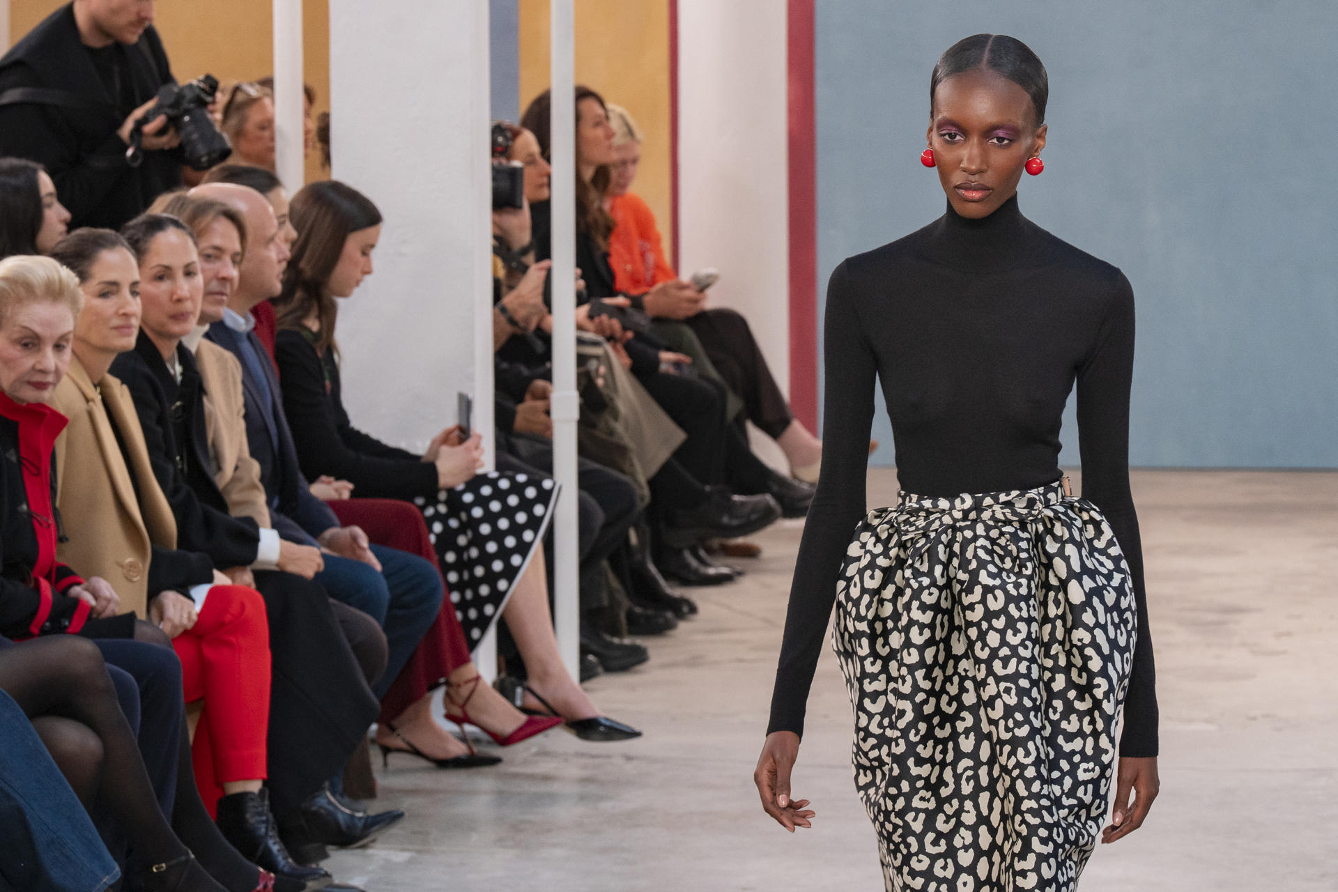 ACOMPAÑA CRÓNICA: EEUU MODA NUEVA YORK AME4402. NUEVA YORK (ESTADOS UNIDOS), 12/02/2026.- Una persona desfila con prendas de la nueva colección de la diseñadora venezolana Carolina Herrera este jueves, en Nueva York (Estados Unidos). La colección de Herrera es una oda al poder creativo de las mujeres artistas, mecenas, galeristas, coleccionistas y musas, las mismas que lucieron sus propuestas de otoño-invierno en Nueva York. EFE/ Ángel Colmenares