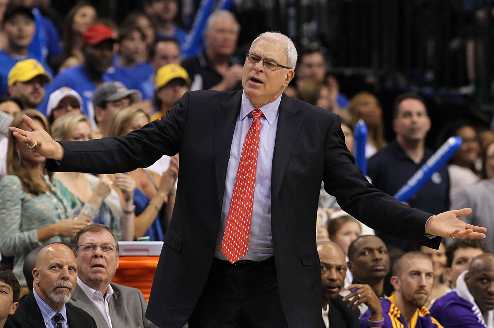 El entrenador en jefe Phil Jackson, de Los Angeles Lakers, durante el juego contra los Dallas Mavericks en las semifinales de la Conferencia Oeste durante los Playoffs de la NBA 2011, en el American Airlines Center, en Dallas, Texas.
