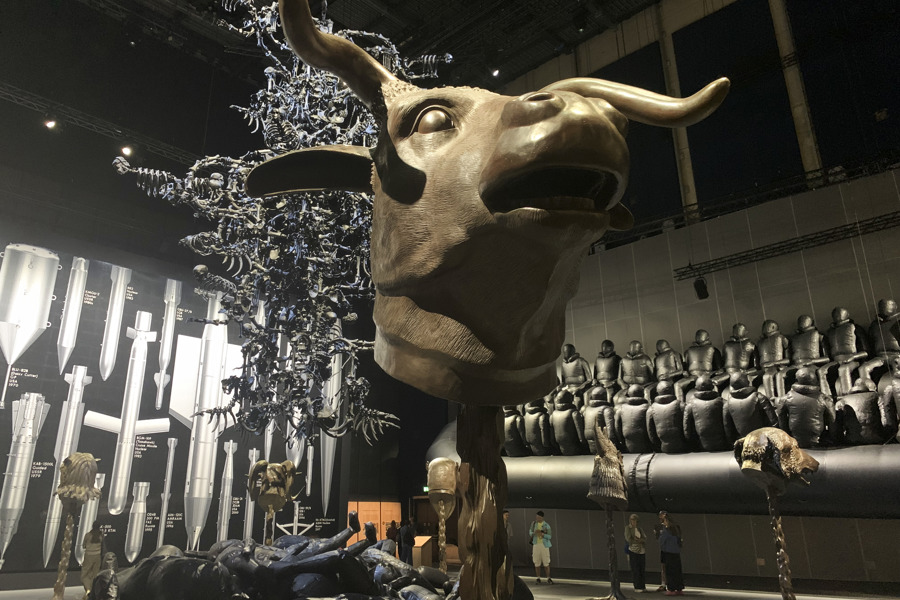 Vista de la exposición 'Button Up!' (¡Abróchate!), del artista y disidente chino Ai Weiwei, la mayor concebida para un solo espacio de toda su carrera, en la que explora el legado del imperialismo británico, las relaciones entre China y el Reino Unido y el impacto de la globalización.