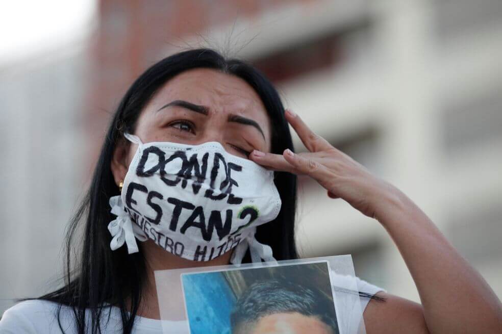 Una mujer llora este sábado durante una manifestación de colectivos de madres de personas desaparecidas por el accionar de grupos violentos, en la ciudad de Guadalajara, estado de Jalisco (México).  / EFE
