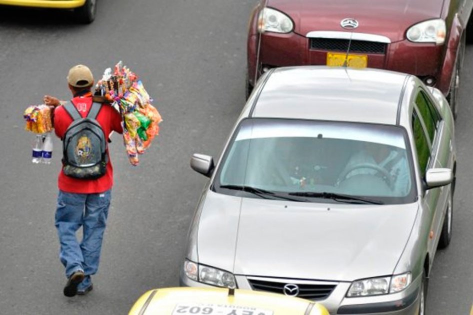 Desempleo en enero bajó levemente al 12.1%