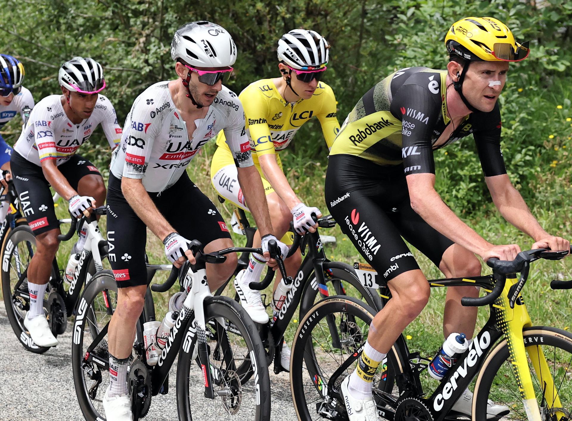 Así fue el choque de Tadej Pogacar con el carro del Visma en la etapa 18 del Tour