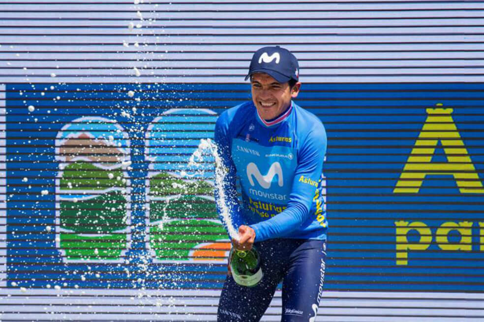 El corredor ecuatoriano Richard Carapaz, del Movistar Team, celebra su victoria tras ganar este domingo por segundo año consecutivo la Vuelta Ciclista Asturias. / EFE