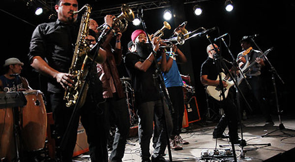 Ozomatli amplía su acción social y enseña música a jóvenes sin recursos