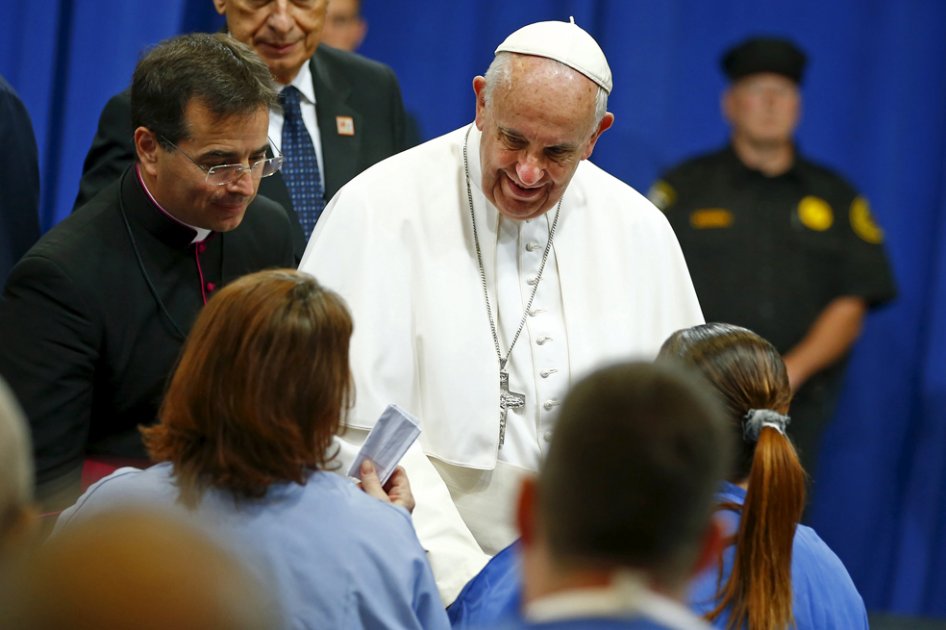 "Dios llora”, dice papa tras reunirse con víctimas de pedofilia