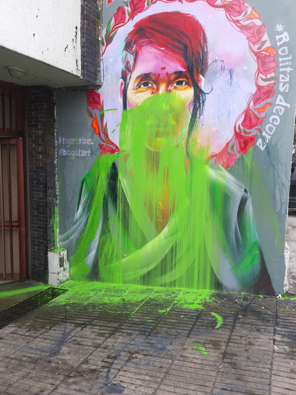 El mural protagonizado por la cantante bogotana Andrea Echeverry, ubicado en Cra. 11 #66-53 fue vandalizado en la noche de este viernes 23 de julio.