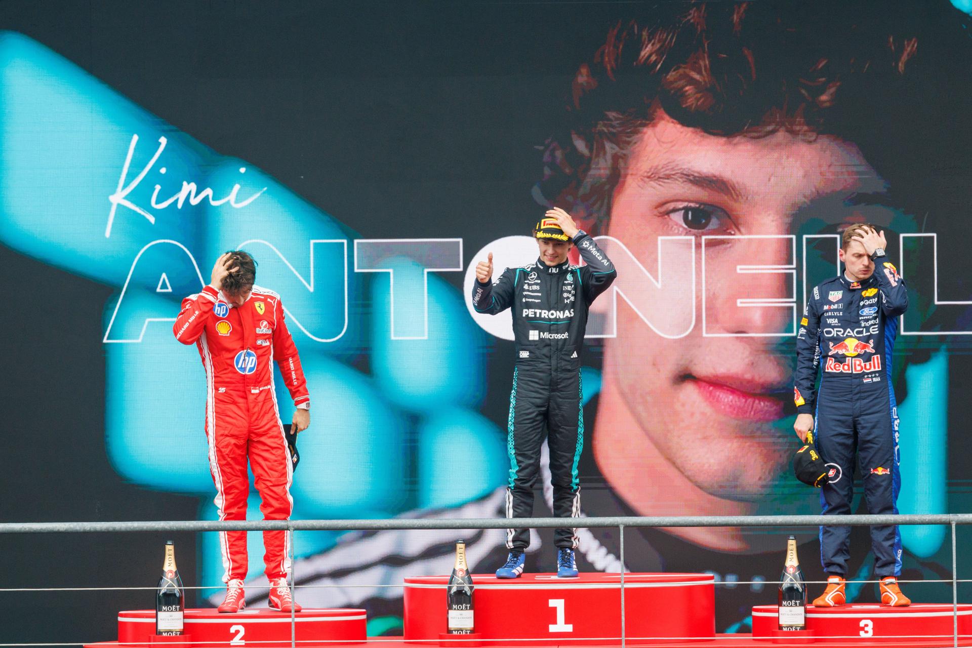 FRANCORCHAMPS (Belgium), 19/07/2026.- Winning Mercedes driver Andrea Kimi Antonelli (C) of Italy celebrates with second place Scuderia Ferrari driver Charles Leclerc of Monaco (L) and third place Red Bull Racing driver Max Verstappen (R) of Netherlands after the Formula 1 Belgian Grand Prix held at the Circuit de Spa-Francorchamps racetrack in Francorchamps, Belgium, 19 July 2026. (Fórmula Uno, Bélgica, Italia, Países Bajos; Holanda) EFE/EPA/OLIVIER MATTHYS