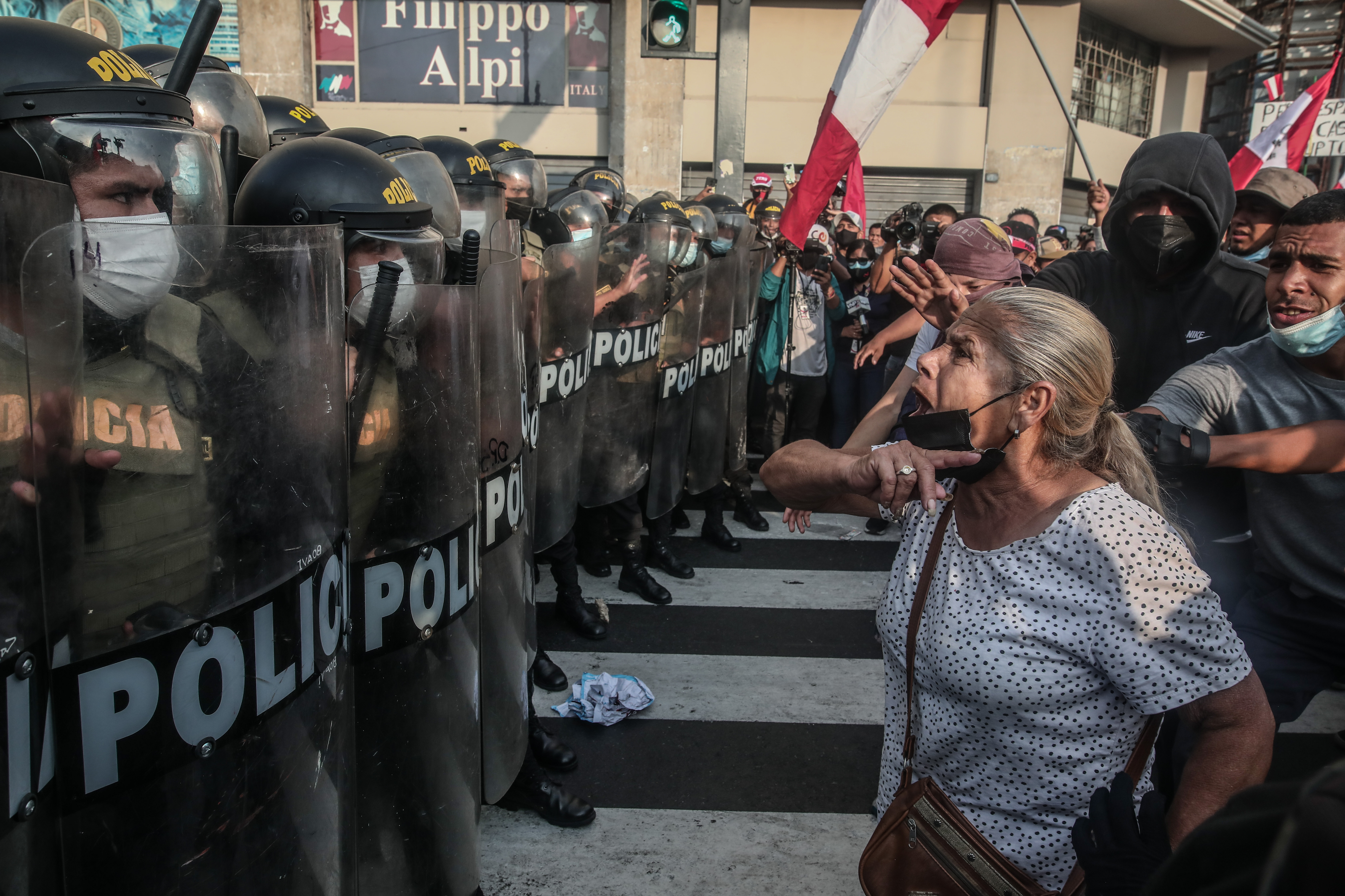 Cientos de manifestantes llenaron las calles de Lima para protestar contra las medidas del presidente, Pedro Castillo.