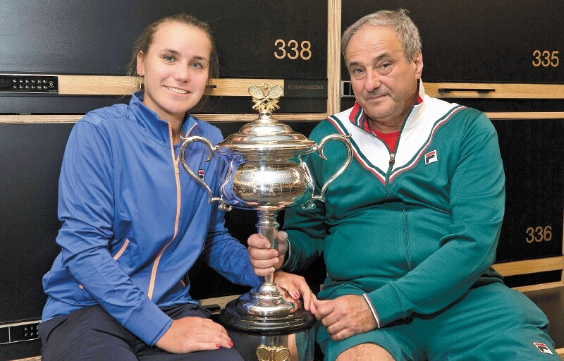 Sofia Kenin y su padre, Alex, en Melbourne, luego de haber conquistado el título del Abierto de Australia, el primer Grand Slam de su carrera. / AFP