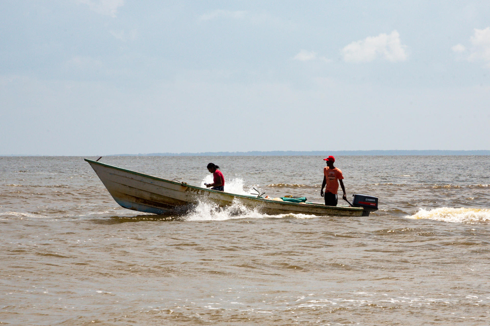 ACOMPAÑA CRÓNICA: TRINIDAD Y TOBAGO VENEZUELA USA4964. ICACOS (TRINIDAD Y TOBAGO), 26/09/2025.- Fotografía del 20 de septiembre de 2025 que muestra al pescador venezolano Candy Edwards (atrás) navegando, en Icacos (Trinidad y Tobago). El estrecho canal que separa Trinidad y Tobago y Venezuela sigue siendo una ruta migratoria y de contrabando transitada, aunque el aumento del despliegue militar en la zona está dificultando los viajes. EFE/ Andrea de Silva