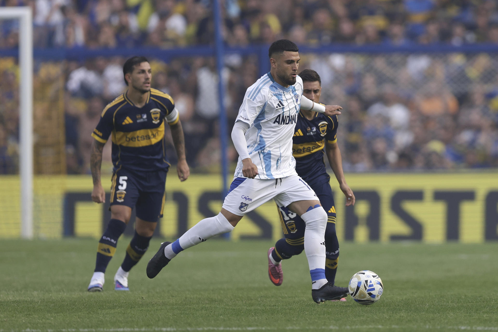 AMDEP381. BUENOS AIRES (ARGENTINA), 14/01/2026.- Rodrigo Ureña de Millonarios controla un balón este miércoles, en un partido amistoso en homenaje al fallecido entrenador Miguel Ángel Russo entre Boca Junior y Millonarios, en el estadio La Bombonera, en Buenos Aires (Argentina). EFE/ Adán González