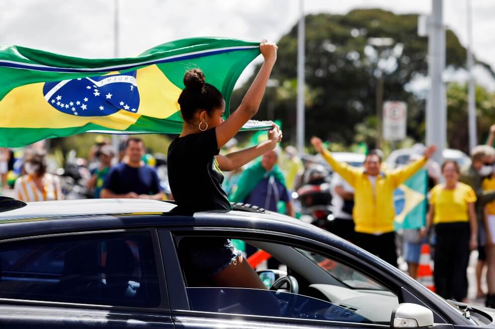 Una caravana en Brasilia sale a apoyar a Bolsonaro en plena crisis política