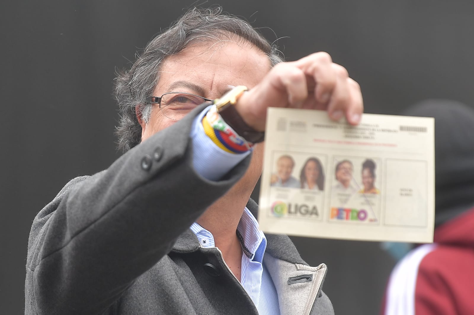 El candidato presidencial Gustavo Petro, se acercó a sus puesto de votación ubicado en el colegio Marco Antonio Carreño Silva, en compañia de su familia.