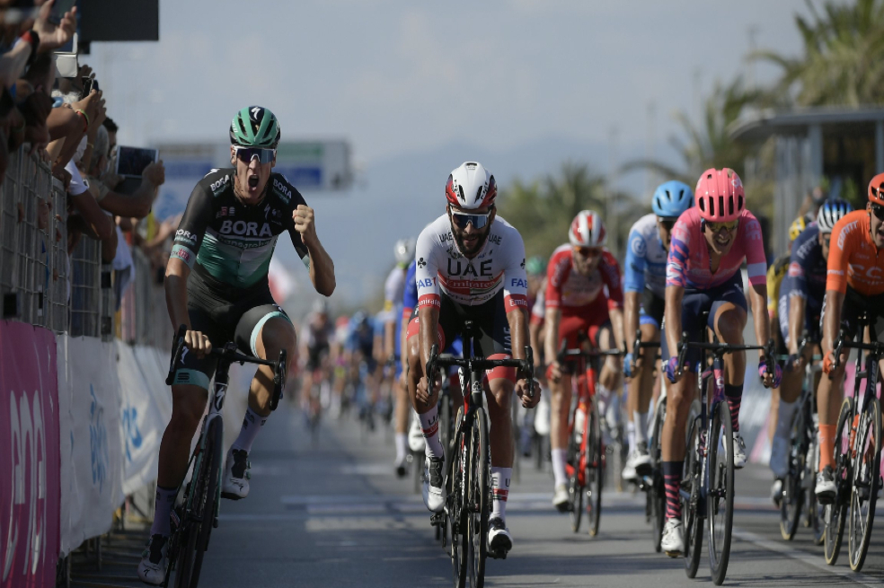 ¡Por poco! Fernando Gaviria perdió en la línea de meta la primera etapa de la Tirreno-Adriático