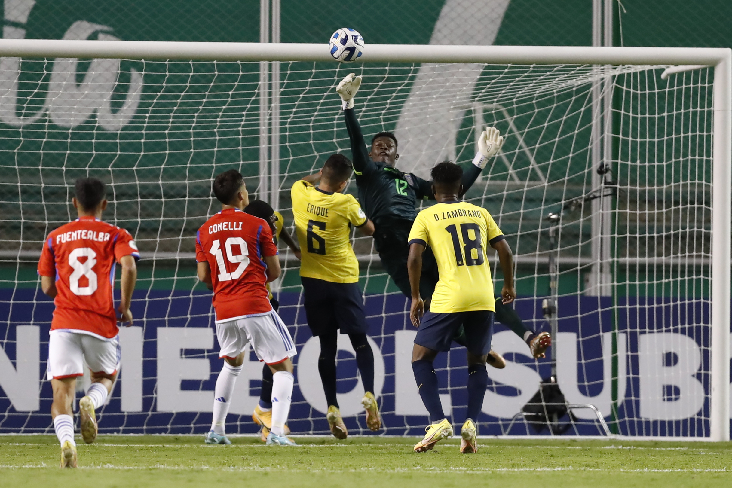 AMDEP284. CALI (COLOMBIA), 20/01/2023.- El arquero Eduardo Napa (c) de Ecuador rechaza el balón hoy, en un partido de la fase de grupos del Campeonato Sudamericano Sub'20 entre las selecciones de Ecuador y Chile en el estadio del Deportivo Cali en Cali (Colombia). EFE/ Ernesto Guzmán Jr.