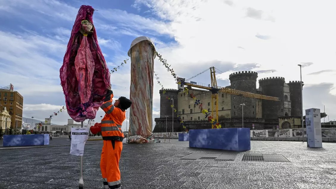 Artista responde con una escultura de una vagina a la polémica estatua fálica de Nápoles