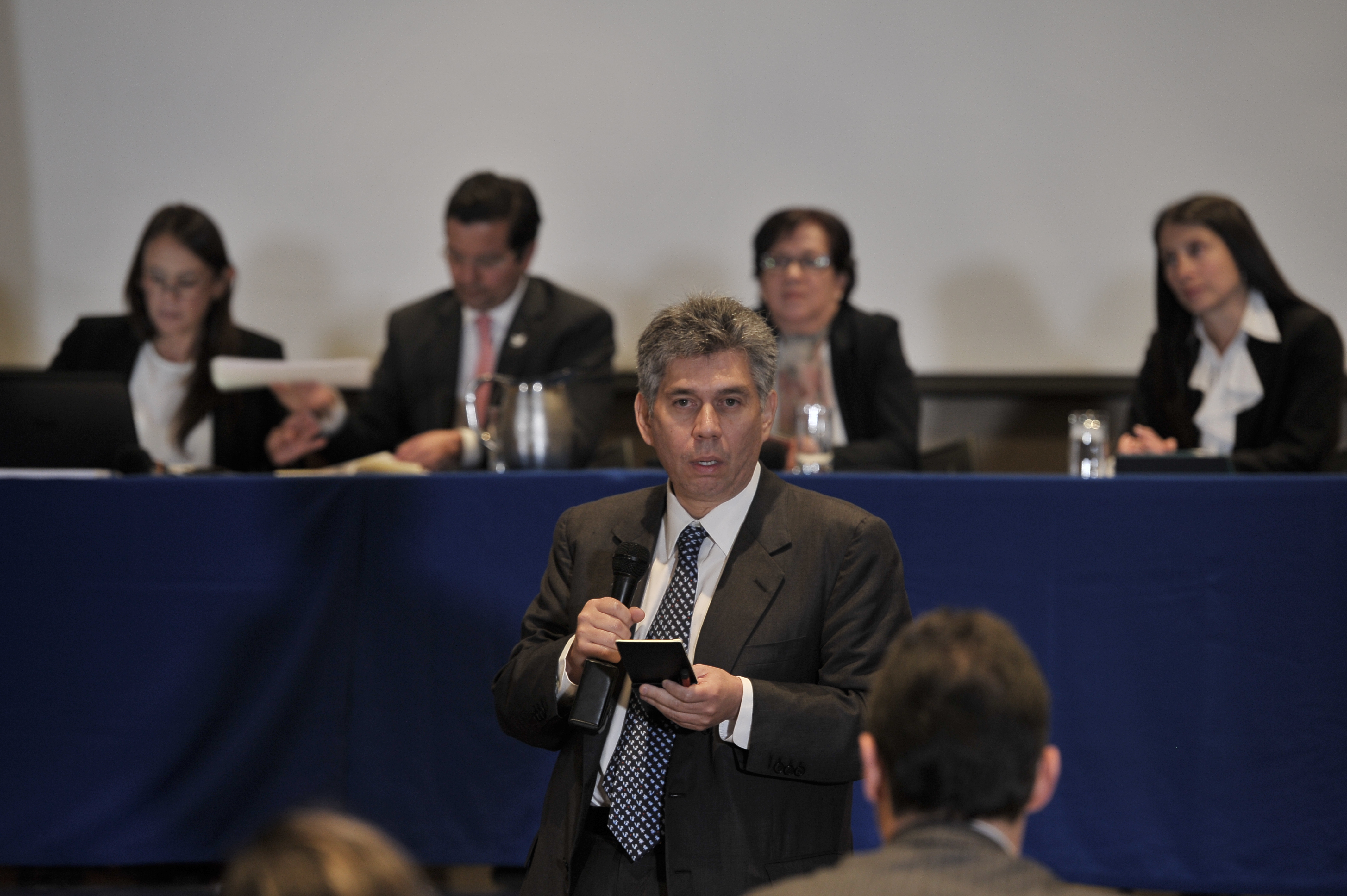 Rueda de prensa de la Junta Nacional de Televisión, en la que se adjudicó la parrilla de programación del Canal Uno al consorcio conformado por CM&, NTC, RTI y HMTV, denominado promesa de sociedad futura Plural Comunicaciones.