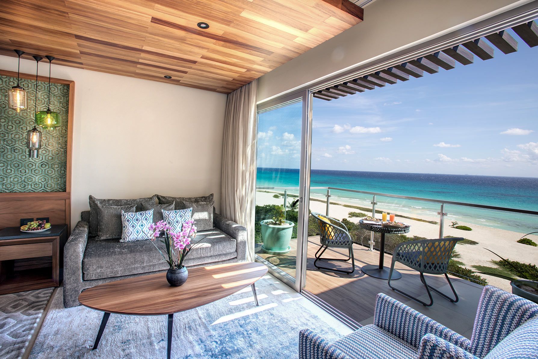 En perfecta armonía con el mar Caribe y la selva a su alrededor, Palmaïa ofrece a los viajeros suites frente al mar.
