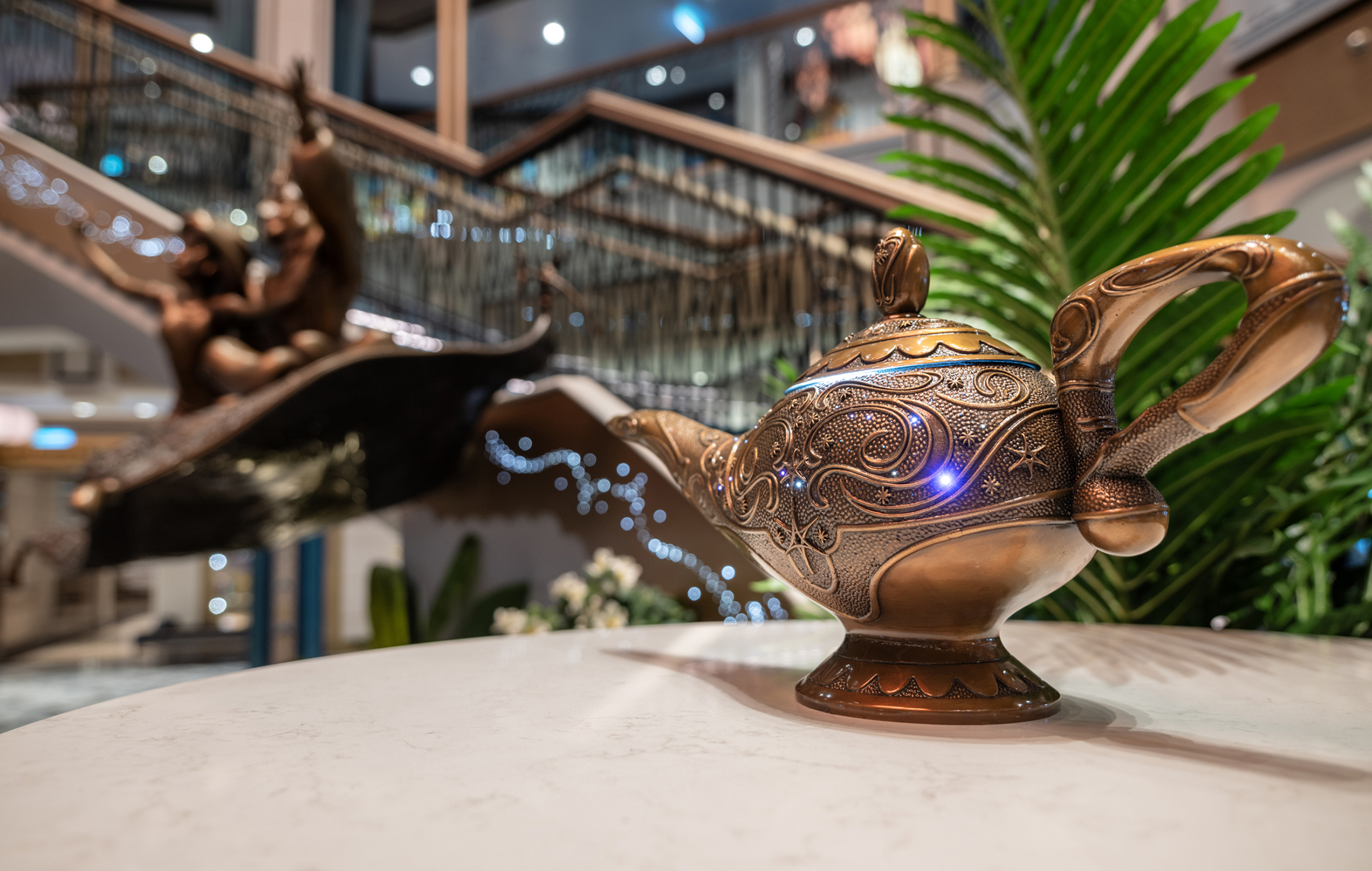 Cerca de la estatua de bronce de Aladdín y la princesa Jasmín, la icónica Lámpara del Genio de la película animada espera que Aladdin la encuentre.