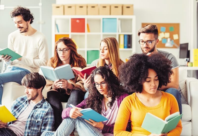 Hay que disfrutar leyendo en el salón