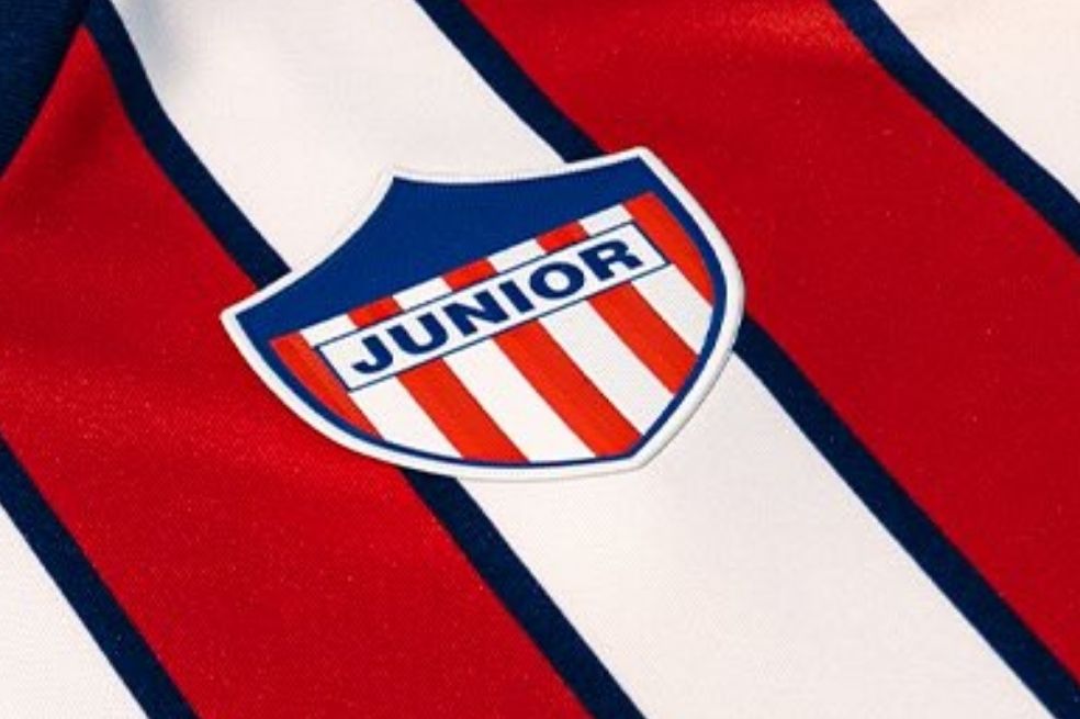 Junior presentó su nueva camiseta para la temporada 2026, ¿cómo es y dónde comprarla?