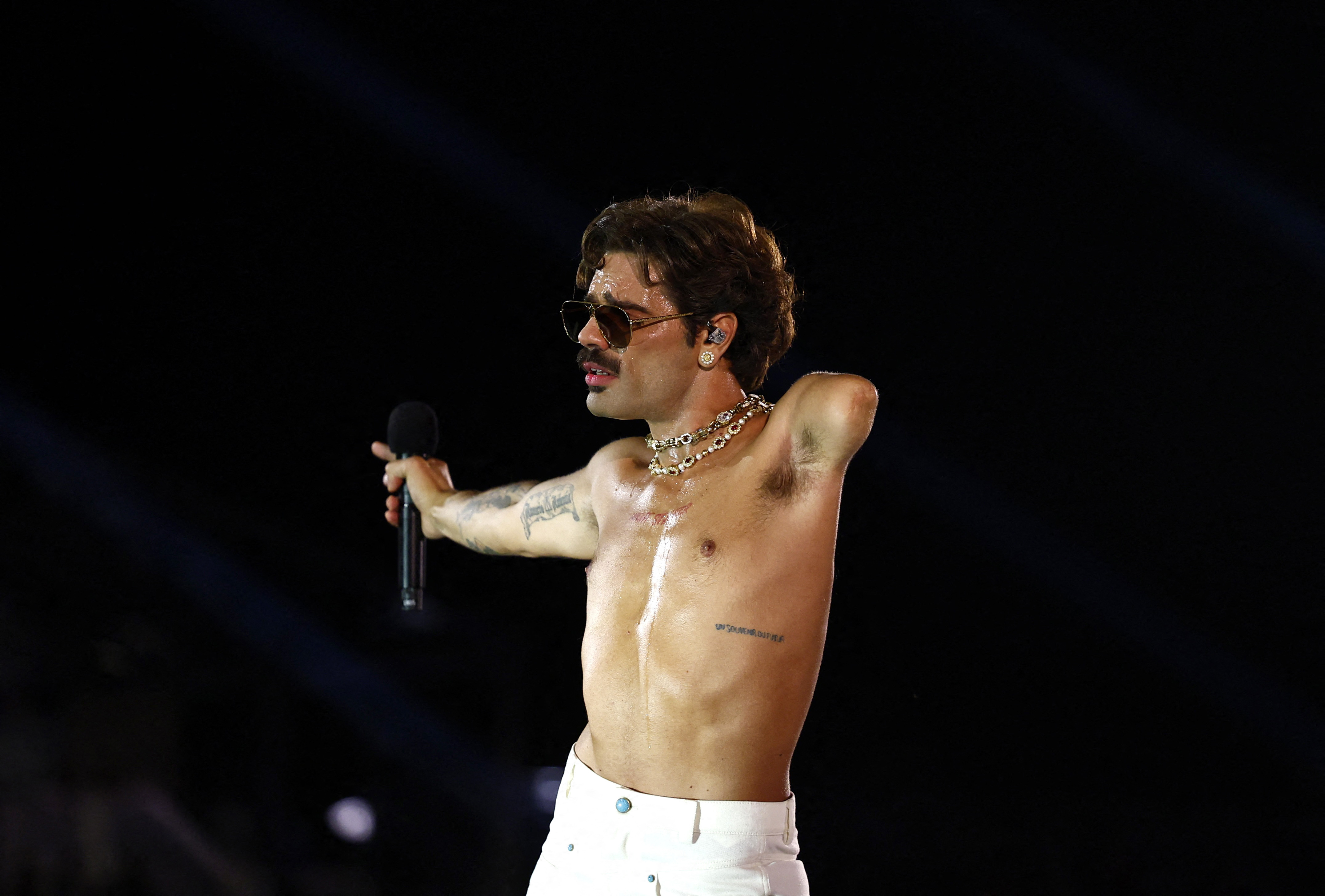 El cantante francés Lucky Love actúa en la Place de la Concordia durante la ceremonia de apertura de los Juegos Paralímpicos de París 2024 en París el 28 de agosto de 2024. (Foto de Gonzalo Fuentes/POOL/AFP)