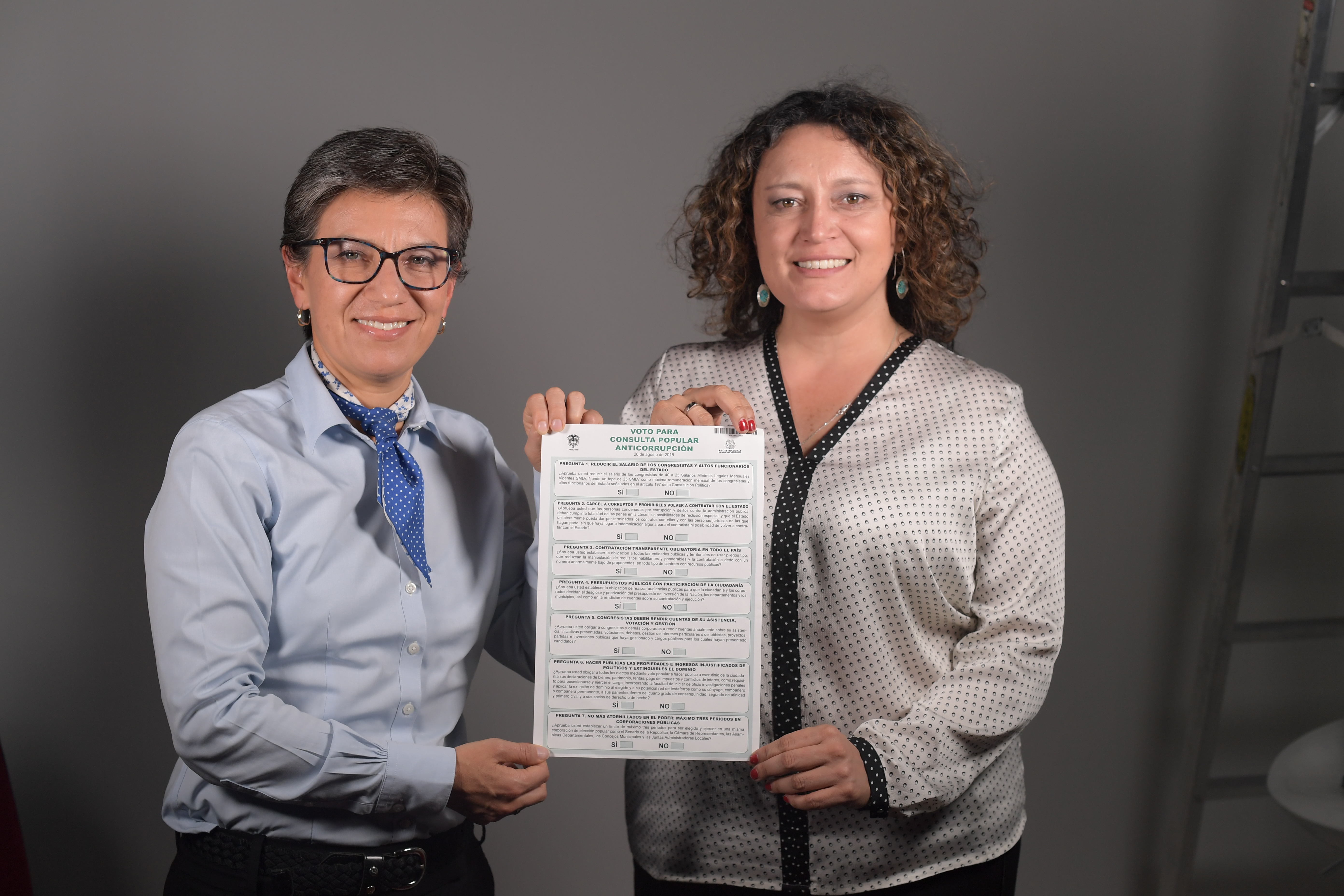 Exsenadora de la República y Angélica Lozano Correa, senadora, promotoras de la consulta popular anticorrupción de Colombia (izq-der).