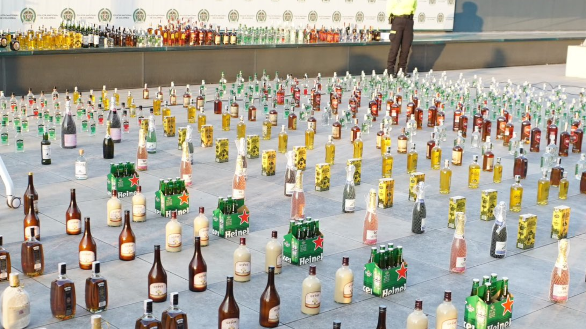 Autoridades incautaron más de 2 mil botellas de licor adulterado en Plaza España