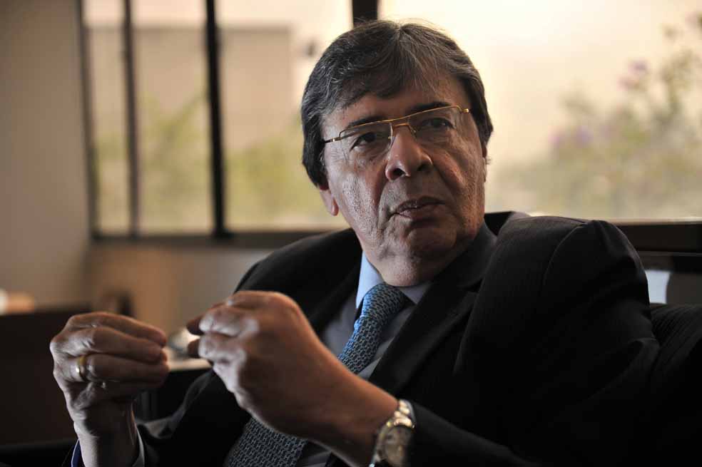 Gobierno colombiano rechaza acusaciones de Maduro contra Uribe y Pacho Santos