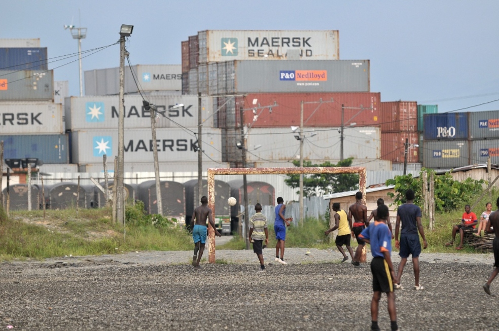 Buenaventura es uno de los Puertos marítimos más importante de Colombia y el más grande de comercio exterior. Abastece más del 60 % del país y, aún así, es uno de los municipios más pobres de la región: ha llegado a tener un índice de pobreza del 70 %.