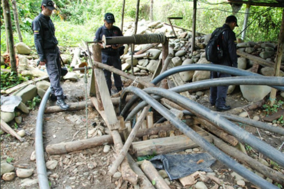 Policía destruye 15 túneles usados en la minería ilegal en zona rural de Buenaventura