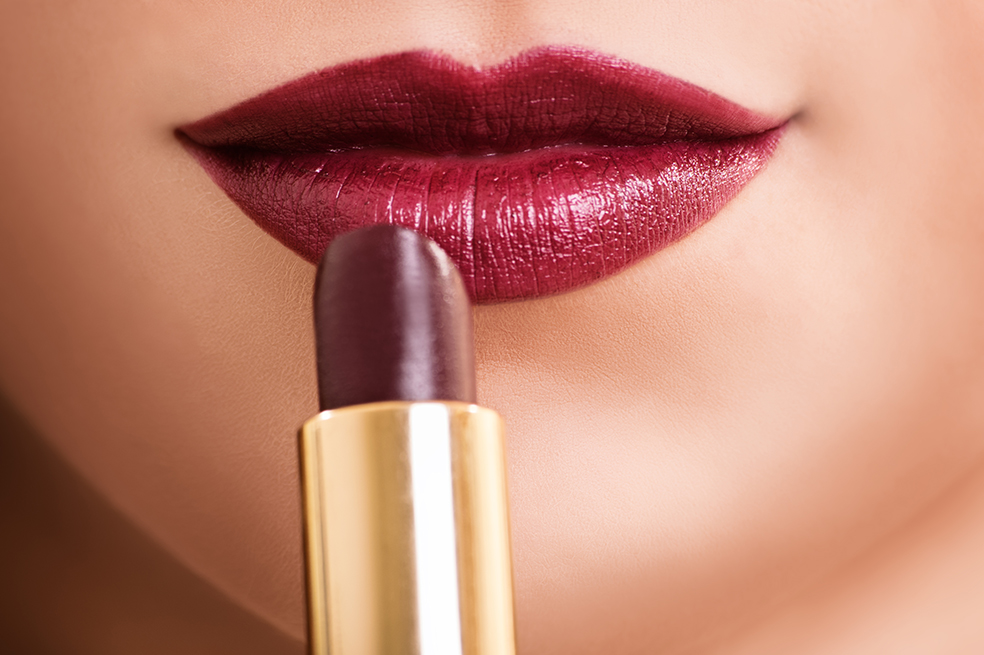 Pigmentos reflectantes y colores vibrantes: la nueva tendencia de labios para este fin de año
