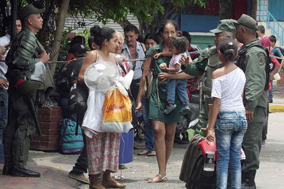 Gobernador del Táchira dice que son 800 los colombianos devueltos a su país