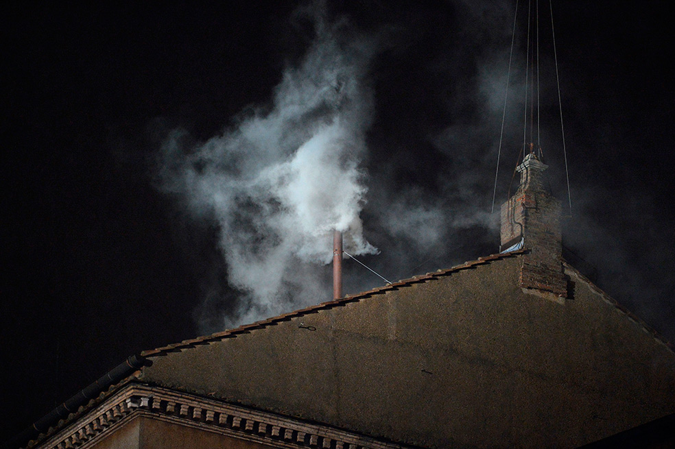 Católicos celebran el humo blanco en el Vaticano