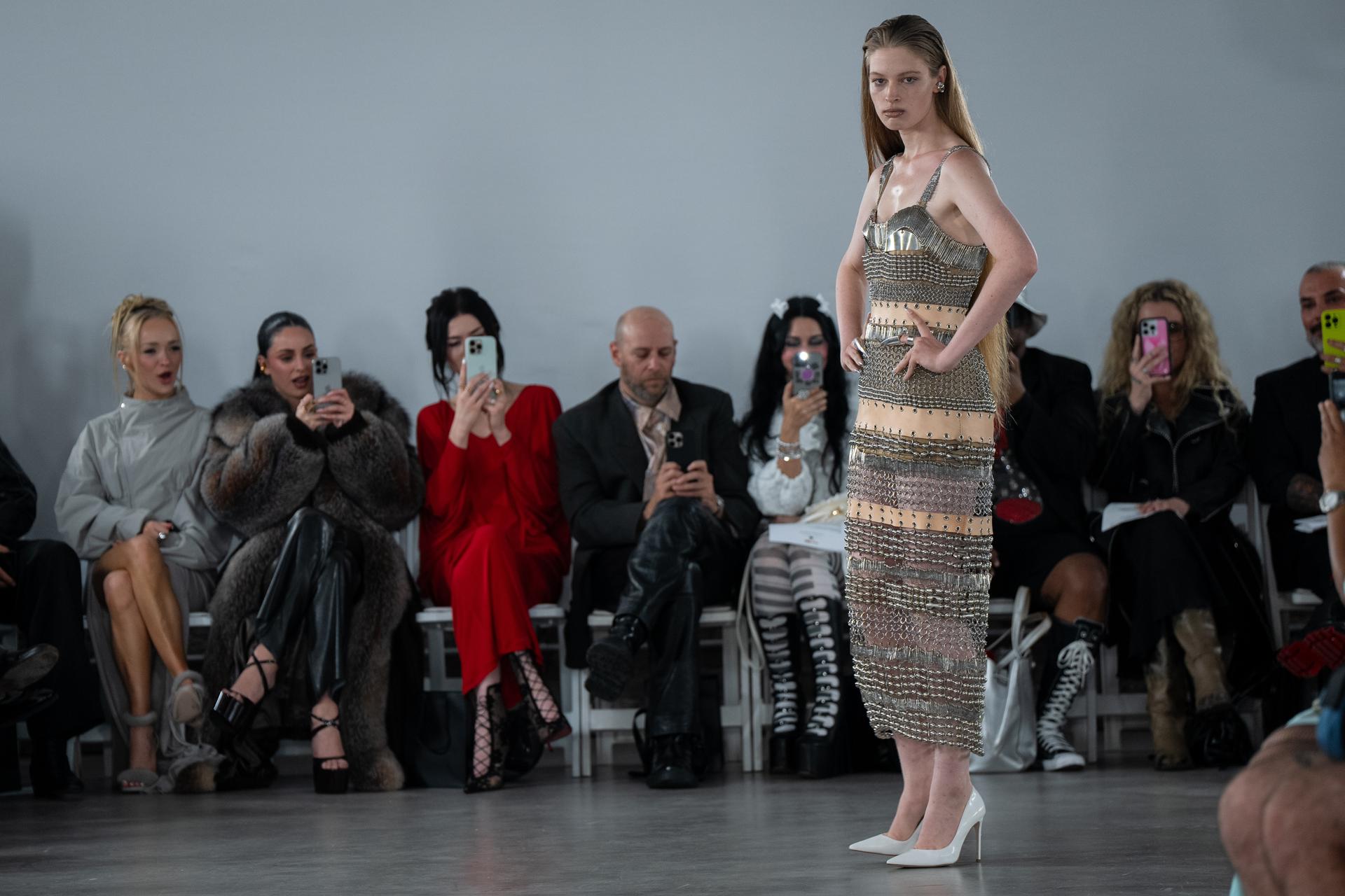NEW YORK (United States), 16/09/2025.- Elon Musk’s daughter, Vivian Jenna Wilson, presents a creation at the BDSM-themed Chris Habana fashion show backed by Pornhub during New York Fashion Week, in New York, New York, USA, 15 September 2025 (issued 16 September 2025). (Moda, Nueva York) EFE/EPA/ANGELINA KATSANIS