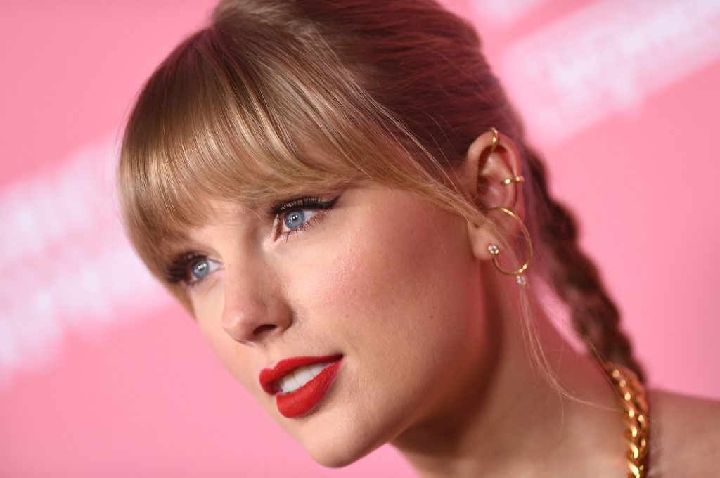 Taylor Swift lanza una nueva versión de “Christmas Tree Farm” con streaming única
