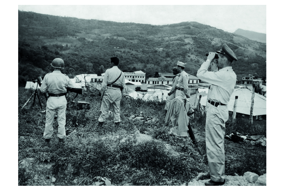 VILLARRICA, TOLIMA. Unidades del Ejército colombiano montan
guardia cerca a la plaza de Villarrica en abril de 1955. (Daniel
Rodríguez / El Espectador)