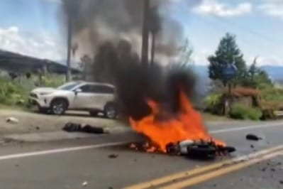 Choque entre dos motos de alto cilindraje provocó incendio y dejó dos muertos